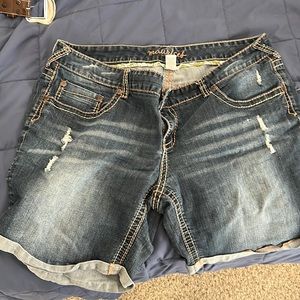 Maurice’s Jean shorts size 20 excellent condition